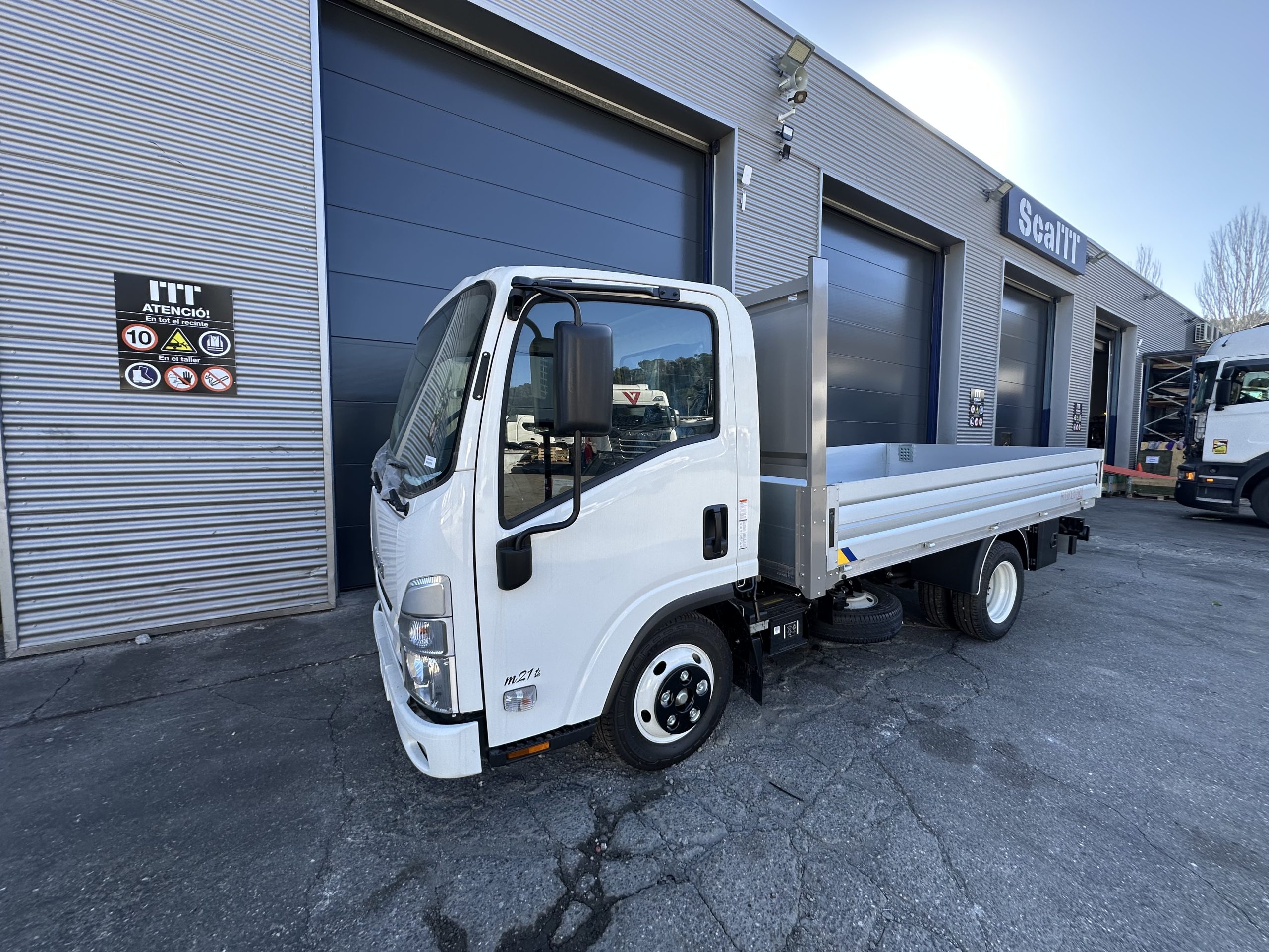 Camión ISUZU M2